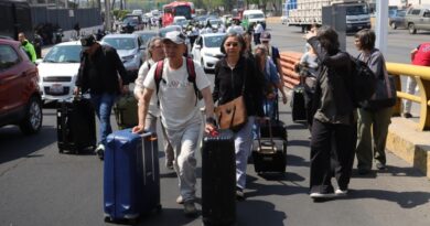 FASTIDIA LÍO DE TAXISTAS A PASAJEROS EN EL AICM