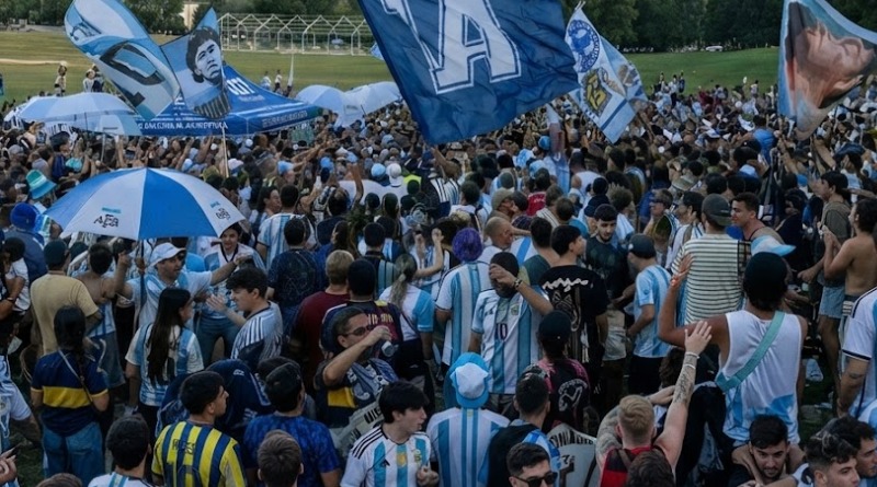 AFICIÓN ARGENTINA LLEGA A ATLANTA CON BANDERAZO ALBICELESTE
