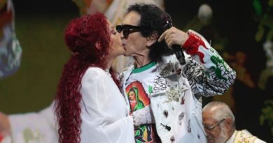 ÁLEX Y CHELA LORA RENUEVAN SUS VOTOS DURANTE CONCIERTO