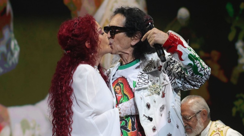 ÁLEX Y CHELA LORA RENUEVAN SUS VOTOS DURANTE CONCIERTO