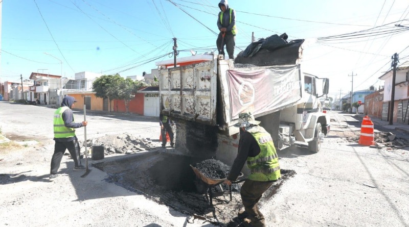 EN LA COLONIA SAN PEDRO AVANZA EL TRABAJO DE BACHEO