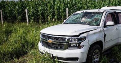 CAMIONETA DE COLABORADORES DE SENADORA BAÑUELOS SE VUELCA