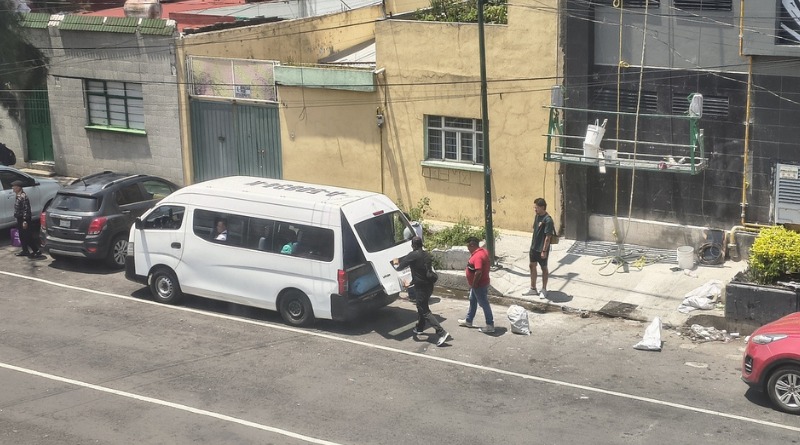 DOS BASES IRREGULARES OCUPAN CALLES DE LA CDMX