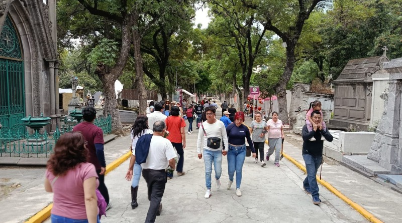 EN PUEBLA SE REPORTA ALTA AFLUENCIA Y ATENCIÓN EN EL PANTEÓN