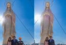 SAMUEL Y MARIANA COLOCAN ESCULTURA DE VIRGEN EN NUEVO PUENTE