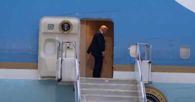 TRUMP DEJÓ ‘SEÑUELOS’ EN SU CAMBIO DE AVIÓN, SEGÚN CRÍTICAS