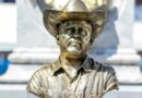 COLOCAN BUSTO EN MEMORIA CARLOS MANZO