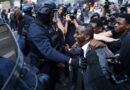 ESTUDIANTES Y ALCALDE SIMBOLIZAN LA RESISTENCIA POPULAR.