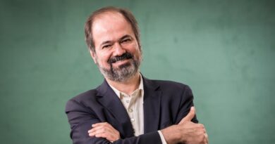 JUAN VILLORO RECIBE PREMIO FUENTES
