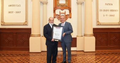 RECIBE SLIM RECONOCIMIENTO DE VISITANTE DISTINGUIDO