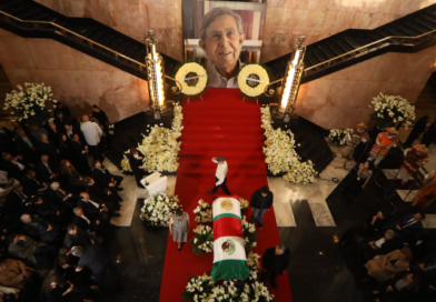 RINDEN HOMENAJE A CUAUHTÉMOC CÁRDENAS EN BELLAS ARTES